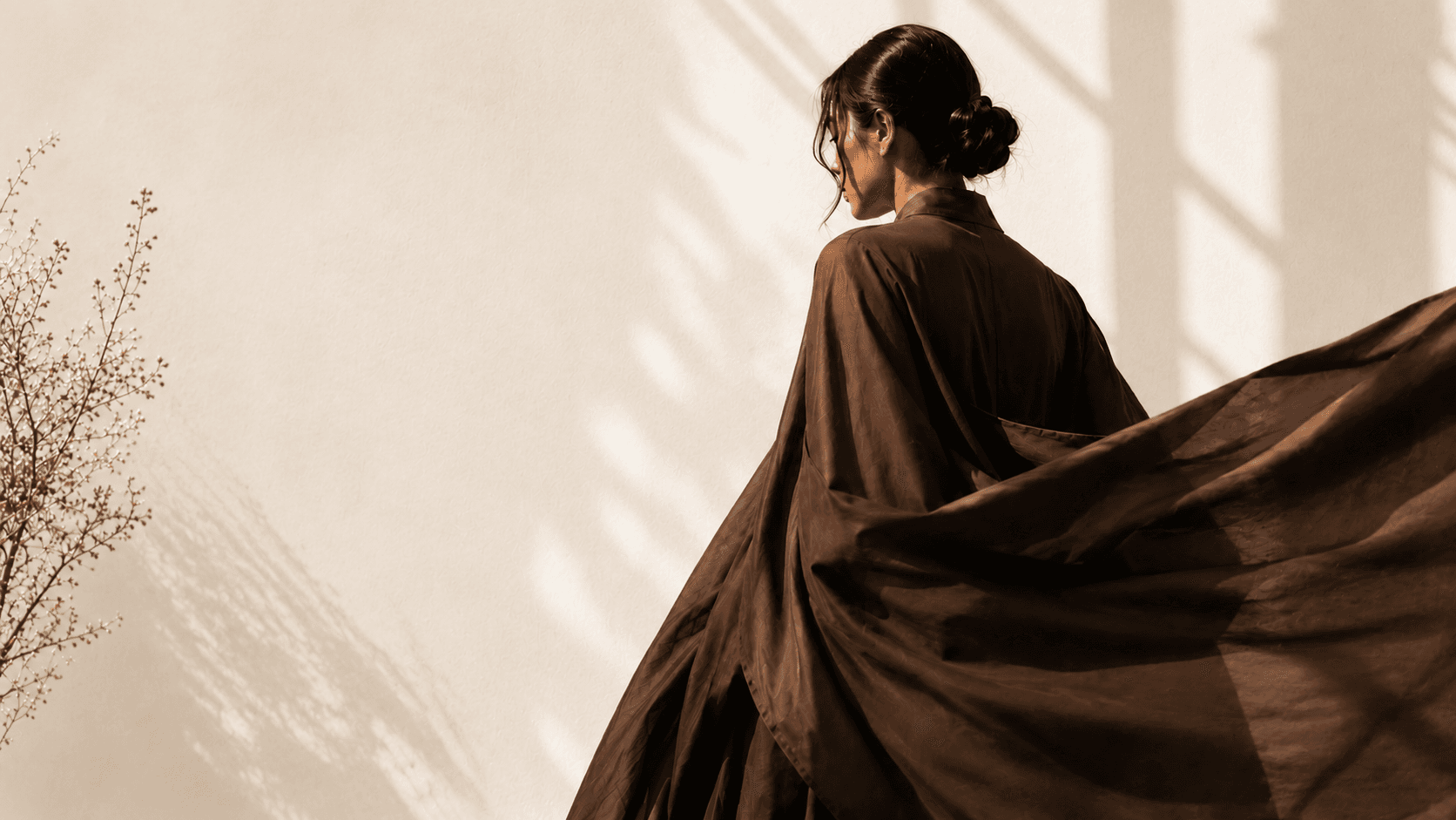 Silhouette Hanada vêtue d'une tenue marron fluide